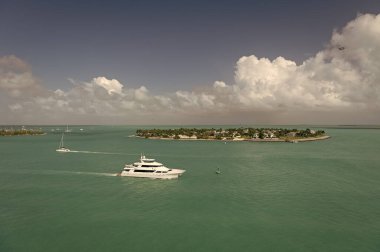 Sahil adası panoramik manzarasının varış noktası. Deniz kıyısındaki adanın fotoğrafı. Varış noktası deniz kıyısı adası yazın. Tatil için deniz kenarı adası.