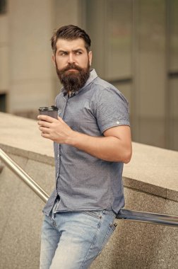 Caddedeki kahve molasında yakışıklı, olgun bir adam. Kahve molasında olgun bir adamın fotoğrafı. Kahve molasında olgun bir adam. Kahve molasında olgun bir adam..