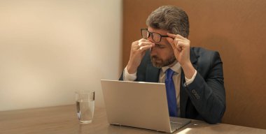 Çok çalışan işadamlarının başları ağrır, kopyalama alanı. Çok çalışan iş adamının baş ağrısı var. Aşırı çalışan iş adamının fotoğrafı baş ağrısı yapar. Çok çalışan iş adamının başı ağrıyor..