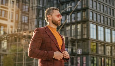 Şık bir adamın ceketli fotoğrafı. Dışarıda ceketli şık bir adam var. Sokakta şık bir adam. Havalı adam dışarıda..