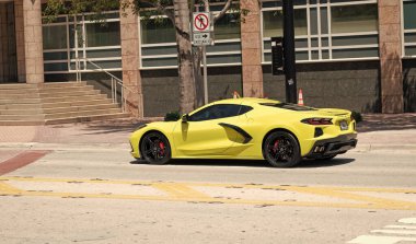 Miami Beach, Florida ABD - 15 Nisan 2021: açık sarı Chevrolet Corvette Spor Araba, yan görüş.