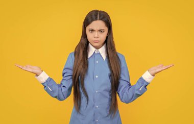 Geçmişinde ciddi bir liseli kız var. Üniforma giyen genç bir kızın fotoğrafı. Genç liseli kız sarıda izole edilmiş. Stüdyodaki genç kız..