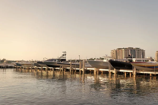 豪华游艇停泊在码头上旅行 迈阿密游艇的照片 夏天的游艇 游艇在港口 — 图库照片