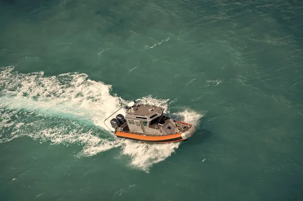 沿岸警備隊のボート 沿岸警備艇のパトロール 救助のための沿岸警備艇 沿岸警備隊のボートの写真 — ストック写真