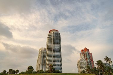 Miami 'de gökdelen mimarisi. Gökdelen mimarisinin fotoğrafı. Miami 'de gökdelen mimarisi. Florida 'da gökdelen mimarisi.