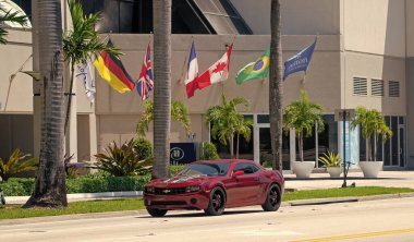 Miami Beach, Florida ABD - 15 Nisan 2021: Yolda kırmızı Chevrolet Camaro, köşe manzaralı.