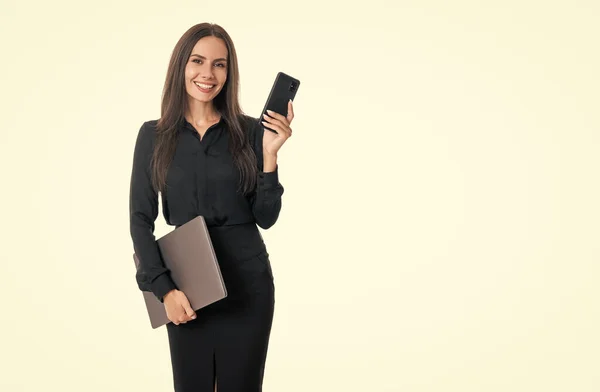 Feliz Jefe Sosteniendo Teléfono Móvil Portátil Mujer Jefe Usuario Dispositivos — Foto de Stock