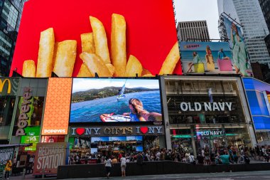 New York City, ABD - 09 Temmuz 2023: Times Square of town Manhattan, New York şehir merkezi. Reklam panosu olan bir sokak. New York 'un Broadway Caddesi. Büyüleyici Times Meydanı titreşimleri.