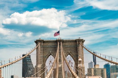 New York 'taki Brooklyn Köprüsü. Brooklyn 'in tarihi manzarası. Brooklyn 'deki tarihi köprünün mimarisi. şehir köprüsü mimarisi. Manhattan 'daki Brooklyn Köprüsü' nün manzarası. Metropolis mimarisi.