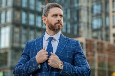 Kravatlı profesyonel iş adamı imajı. Profesyonel iş adamı. Kentsel altyapıda bir iş adamı. Profesyonel iş adamı, sokakta ceket giyiyor..