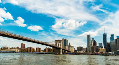 New York 'taki Brooklyn Köprüsü. Brooklyn 'de panoramik manzara. Brooklyn 'deki tarihi köprünün mimarisi. şehir köprüsü mimarisi. Manhattan 'daki Brooklyn Köprüsü' nün manzarası. Hudson Nehri.