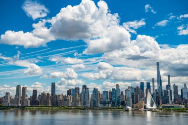 New York City, ABD - 05 Mayıs 2023: Manhattan şehir merkezi gökdelen mimarisi.