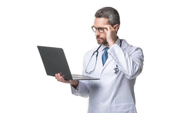 医生和医生拿着手提电脑的照片 医生促进医疗隔离在白色 在工作室提供医疗服务的医生 提供背景医疗服务的医生 — 图库照片