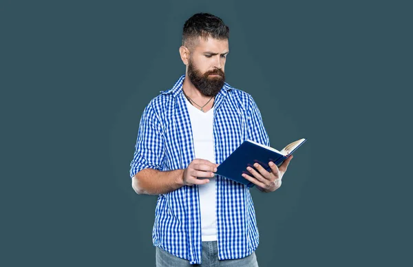 Бородатий Чоловік Читає Книгу Сірому Фоні — стокове фото