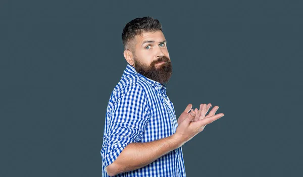 Запутавшийся Бородатый Мужчина Носит Клетчатую Рубашку Сером Фоне — стоковое фото