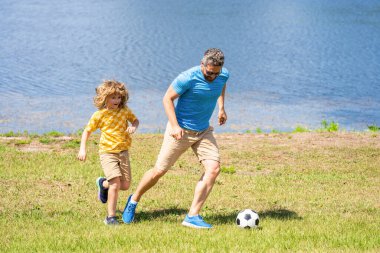 Baba oğluyla iyi eğlenceler. Babalığın zorlukları. Baba ve oğul dışarıda çocukluk maceralarını yaşıyorlar. Baba ve oğul çocukluklarında futbol oynuyorlarmış. Oğlu ve babasının çocukluk anıları..