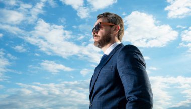 Takım elbiseli olgun CEO 'nun fotoğrafı. Gökyüzü arka planında takım elbiseli CEO. Dışarıdaki takım elbiseli CEO. Takım elbiseli CEO..