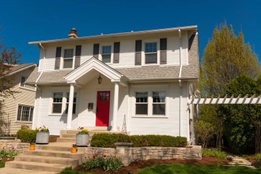 Banliyö ev mimarisi. Mimarlık konsepti. Mahalledeki bir mülk. Banliyö tasarımı. İkamet mimarisi. Mahalle sakinleri. Rahat bir mahalle. Amerikan Konağı.