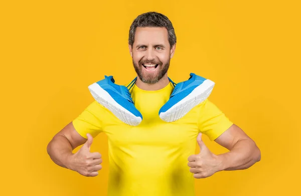 Spor Kıyafetleri Olan Pozitif Fitness Adamı Sarıda Izole Edilmiş Spor — Stok fotoğraf