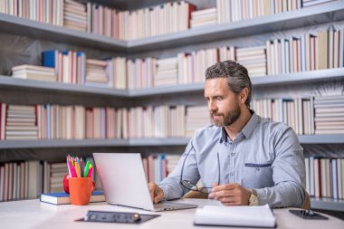 Sınıfta öğretmenin online eğitimi. Öğretmenler günü. Öğretmen çevrimiçi eğitim sunuyor. Online okul eğitimi. Estonya 'da dersteydim. Dijital sınıf. Uzaktan eğitim.