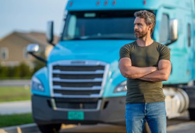 Kamyonetin yanındaki adam. Kamyonun yanında bir kamyon şoförü var. Kamyonetin yanında bir adam var. Yarı araç. Kamyon sahibi. Kamyonetin önünde poz veren İspanyol bir adam. Yarı araç. Boşluğu kopyala.