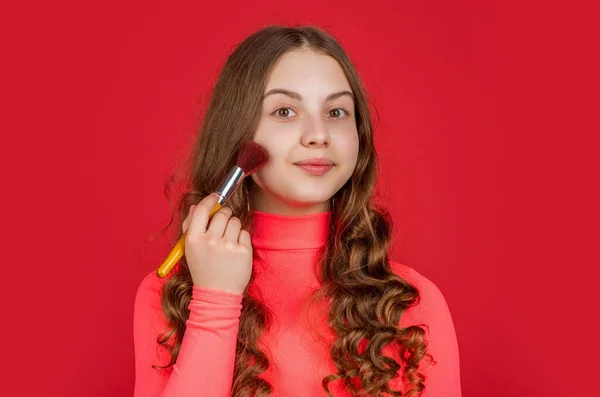Wesołe Dziecko Kręconymi Włosami Nakładać Proszek Twarz Pędzlem Makijażu — Zdjęcie stockowe