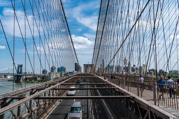 New York Usa Maggio 2023 Gente Cammina Sul Ponte Brooklyn — Foto Stock