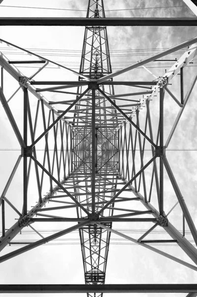 Structure Pylône Électrique Métal Ascendant Dans Une Perspective Architecturale — Photo