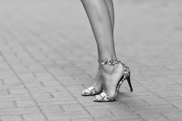足のかかとの靴に足 スペースをコピーします かかとの靴の屋外で足 かかとの靴の女性の足 ヒールシューズファッションの足 — ストック写真