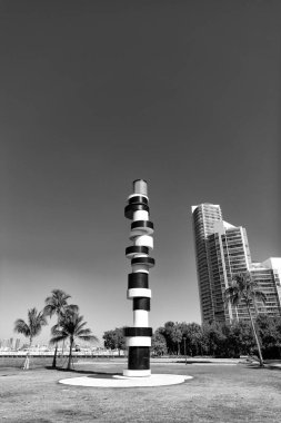 South Pointe park rıhtımında deniz feneri heykeli ve South Beach, ABD 'de mavi gökyüzünde gökdelenler.