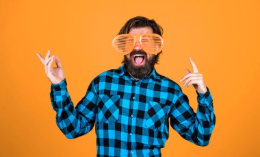 Komik parti kıyafet kuralı. Havalı sakallı hippi. Eğlenceli bir konsept. Bıyıklı vahşi yakışıklı adam. Olgun berber tarzı. erkeklik ve karizma.