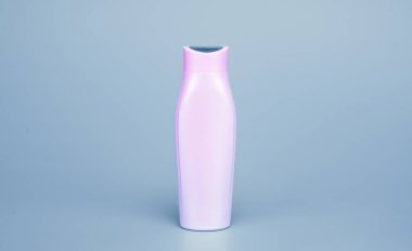 Günlük alışkanlık ve kişisel bakım. Mavi arka planda cilt güzellik kozmetiği. Kozmetik ürünleri sunuyorum. markasız şampuan reklamı. Saç kremi ya da vücut losyonu.