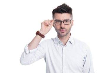 Gözlüklü adam beyaz arka planda izole edilmiş. Stüdyoda gözlüklü bir adam. Erkek gözlüğü gözlüğü. Gözlüklü adamın fotoğrafı..