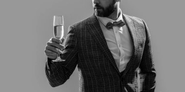 Kutlama ve tezahürat. Smokinli adam tezahürat yapıyor ve stüdyoda kutlama yapıyor. Kutlama ve tezahürat için smokinli adam. Smokinli adam şampanya alır. Smokinli adam tezahürat yapıyor ve kutluyor.