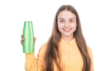 Mutlu çocuk sunar şampuan ya da saç kremi şişesi beyaza izole edilmiş, reklam.