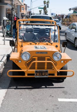 Long Beach, Kaliforniya ABD - 31 Mart 2021 Şirket Mini Moke otomobili Emlakçı Ricardo.