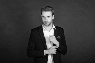 Siyah arka planda saç stili olan genç adamın portresi, erkek güzelliği..