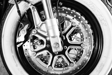 Kyiv, Ukrayna - 13 Eylül 2014: Gümrük bisikletinin ayrıntılı tekerleği ve lastik lastiğinin kapatılması.