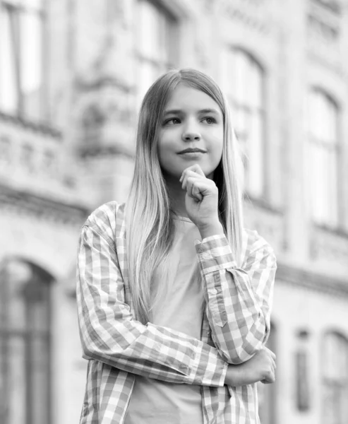 Zamyšlený Dospívající Dívka Dívá Pryč Myšlení Pózovat Rozmazané Venku — Stock fotografie