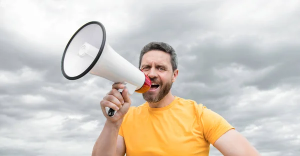 Man Yellow Shirt Shout Loudspeaker Sky Background Promotion — Stock Photo, Image
