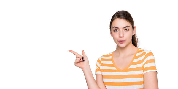 смешная молодая девушка в летней полосатой футболке изолированы на белом фоне. указательный палец.