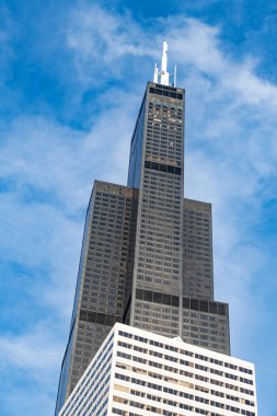 Gökdelen mimarisi. Ön cepheli bir gökdelen. Modern şehir perspektifi. Metropolis City 'de bir gökdelen. Şehir merkezinde gökdelen manzaralı bir şehir. Bakış açısı. finans bölgesi.