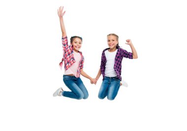 Çocuklar birlikte eğleniyor. Kardeşlik ve dostluk bağı. Kız arkadaşlar eğleniyor ve zıplıyorlar. İki çocuğun arkadaşlığı. Mutlu kızlar kardeşliği. Kahkahalar ve göz yaşlarıyla..