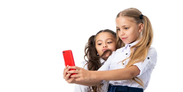 学生们在教室里自费 回学校去女孩有自己的时间 学校的朋友写博客 用手机自拍 9月1日 — 图库照片