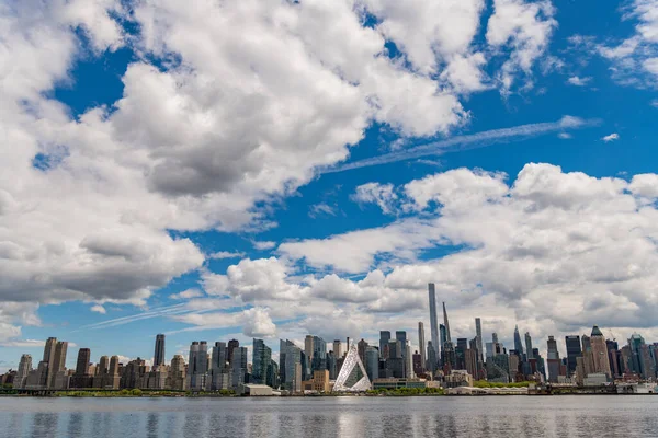 美国纽约市 2023年5月5日 曼哈顿城市景观提供了一个无与伦比的城市生活景观 — 图库照片