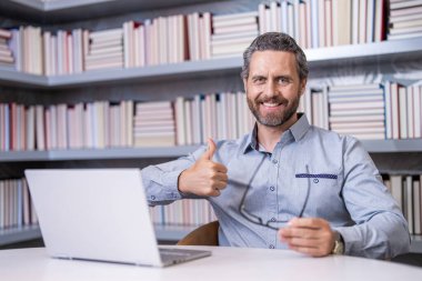 Esaslı bir kavram. İnsanoğlu için çevrimiçi webinar eğitimi. Webinar kursu çevrimiçi. Adam internette ders çalışıyor. Erkek için eğitim. İşyerindeki uzaktan kumandalı insan ağı. Görüntüler konferansta. Çevrimiçi kurslar.