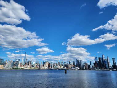 New York City, ABD - 06 Mayıs 2023: Manhattan Metropolis şehir merkezi gökdelen şehri manzaralı.