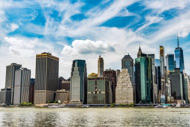 Manhattan 'ın gökdelen silueti. New York şehri. Manhattan, New York 'taki doğu nehri şehri. Manhattan 'ın gökdeleni. Şehir merkezindeki modern gökdelen manzarası. Mimari harikalar.