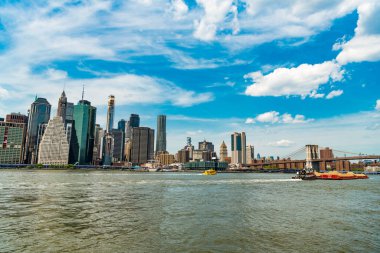 Manhattan 'ın gökdelen silueti. New York şehir mimarisi. Manhattan 'ın gökdeleni. Manhattan simgeleri. Şehir merkezindeki modern gökdelen manzarası. New York 'ta mimari şehir manzarası.