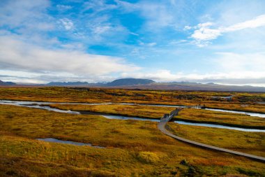 Doğanın cilvesi. Thingvellir Parkı. Sonbahar Buz Diyarı 'ndaki nehir. Sonbahar doğa ortamı. Sonbahar manzarası hakkında. İzlanda 'daki şey ulusal vadide. İzlanda 'nın sonbahar manzarası.